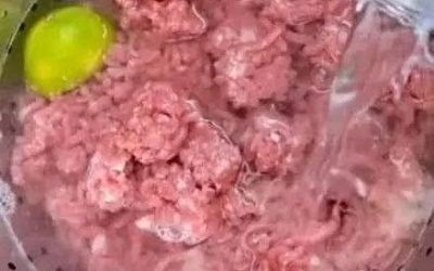 Aseară cumnata mea a pregătit cina cu carne tocată, dar nu a clătit-o. Nu l-am putut mânca și i-am oprit și pe copii să-l mănânce. Întotdeauna spăl carnea de vită măcinată înainte de a o găti. Nu-mi vine să cred că nu a făcut-o. Nu ar trebui să speli carnea de vită măcinată înainte de a o găti?
