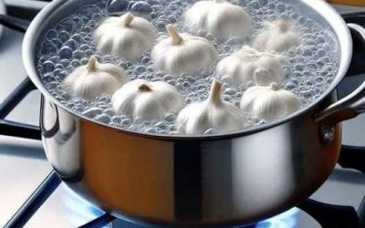 Bunica mea fierbea întotdeauna usturoiul în apă 😯.  În ziua în care am descoperit de ce, am fost cu adevărat uimită 😅 — nu mai văzusem niciodată un astfel de truc!  De atunci, îl fac și eu și nu mă satur niciodată 😍. Iată la ce se folosește usturoiul gătit 👇👇 !! ⚠