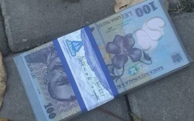 Un tânăr din Iași a găsit un „teanc de bani” într-un parc. Ce a descoperit după ce a sunat la poliție?