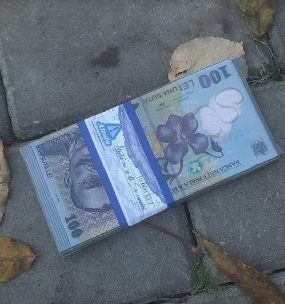 Un tânăr din Iași a găsit un „teanc de bani” într-un parc. Ce a descoperit după ce a sunat la poliție?