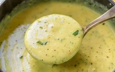Supă cremoasă de dovlecei cu usturoi, ideală pentru slăbit