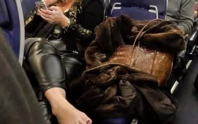 O femeie ocupase locul din avion pentru care plătisem suplimentar, dar după decolare, fiica mea de 10 ani a făcut UN SINGUR LUCRU care a lăsat întreaga cabină fără cuvinte. Fiica mea, Lily, avea 10 ani, iar fiul meu, Noah, abia cinci săptămâni când a trebuit să iau primul meu zbor singură cu ei doi. Știam că nu va fi ușor, așa că am plătit suplimentar pentru a rezerva două locuri împreună cu mai mult spațiu: un loc la geam pentru Lily și un altul în dreapta ei pentru mine și bebeluș. Voiam ca ea să călătorească confortabil. Voiam să avem un zbor liniștit.  Dar imediat ce am ajuns la rândul 12, mi-am dat seama că ceva nu era în regulă. O femeie stătea foarte confortabil pe locul de la geam care fusese rezervat pentru Lily.  Își întinsese geaca pe scaunul de lângă ea.  Geanta ei se odihnea sub cotieră. Chiar își scosese deja pantofii și se instalase complet, ca și cum întregul rând i-ar fi aparținut.  „Scuzați-mă”, am spus politicos. „Cred că ne ocupați locurile.” A ridicat încet privirea.  Privirea și-a mutat-o ​​de la bebelușul meu care dormea ​​la Lily, care stătea lângă mine.  Apoi și-a pus căștile la loc.  „Sunt gata.” I-am arătat cărțile de îmbarcare.  Abia le-a privit înainte să ofte.  „Serios? Părinții cu copii se așteaptă întotdeauna ca toată lumea să-i acomodeze.” A clătinat din cap.  „Ați ales să călătoriți cu doi copii. E problema TA, nu a mea.” O însoțitoare de bord s-a apropiat, auzind conversația. A verificat biletele și a afișat imediat o expresie nedumerită. „Se pare că a existat o problemă”, a spus ea încet. „Sistemul a atribuit acest loc la două persoane.” S-a uitat în jur și și-a coborât vocea și mai mult.  „Mai este un loc disponibil cu câteva rânduri mai în spate. Ați fi dispusă să-l luați ca să putem termina îmbarcarea?” Femeia s-a așezat pe scaun cu un zâmbet satisfăcut.  „Exact. De ce ar trebui să fiu eu cea care se mută?” Apoi s-a uitat la Noah.  „Ea e cea care a decis să aducă toate astea.” A făcut un gest spre bebelușul meu ca și cum ar fi fost doar un bagaj suplimentar. În spatele nostru, ceilalți pasageri începeau să devină nerăbdători. Noah începea să se trezească. M-am uitat la locul gol de pe trei rânduri în spate. Nu era ideal, dar Lily ar fi fost suficient de aproape ca să o pot vedea.  „E în regulă, mami”, a șoptit Lily încet. „Voi fi bine.” În timp ce ne îndepărtam, Lily s-a oprit brusc.  S-a uitat în jos la locul femeii.  Ceva îi atrase atenția.  „Doamnă, cred că dumneavoastră…” Femeia nici măcar nu a lăsat-o să termine.  „Nu mă mai deranja.” Am luat-o ușor pe Lily de mână.  „Haide, draga mea.” Am sărutat-o ​​pe frunte și ne-am mutat la rândul 15. În următoarele minute, am încercat să nu mă gândesc la asta. Îmi tot spuneam că nu merita să mă supăr. Apoi, la zece minute după decolare, indicatorul cu centura de siguranță s-a stins.  Încet câte puțin, cabina a amuțit.  Și, dintr-o dată, vocea lui Lily a răsunat în tot avionul. „Doamnă, mama m-a învățat întotdeauna să nu-i fac pe oameni de râs în fața tuturor. De aceea am încercat mai întâi să vă spun discret…” Femeia s-a întors brusc.  Expresia feței i s-a schimbat instantaneu.  „Destul. Liniște.”  Dar Lily nu s-a așezat.  Și-a deschis rucsacul.  S-a ridicat încet.  Apoi a pus o singură întrebare.  Și, dintr-o dată, toate conversațiile din cabină au încetat.  Chiar și însoțitoarele de bord au rămas nemișcate.  ⬇️⬇️⬇️ Continuare în primul comentariu 👇👇👇