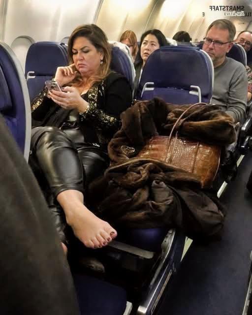 O femeie ocupase locul din avion pentru care plătisem suplimentar, dar după decolare, fiica mea de 10 ani a făcut UN SINGUR LUCRU care a lăsat întreaga cabină fără cuvinte. Fiica mea, Lily, avea 10 ani, iar fiul meu, Noah, abia cinci săptămâni când a trebuit să iau primul meu zbor singură cu ei doi. Știam că nu va fi ușor, așa că am plătit suplimentar pentru a rezerva două locuri împreună cu mai mult spațiu: un loc la geam pentru Lily și un altul în dreapta ei pentru mine și bebeluș. Voiam ca ea să călătorească confortabil. Voiam să avem un zbor liniștit.  Dar imediat ce am ajuns la rândul 12, mi-am dat seama că ceva nu era în regulă. O femeie stătea foarte confortabil pe locul de la geam care fusese rezervat pentru Lily.  Își întinsese geaca pe scaunul de lângă ea.  Geanta ei se odihnea sub cotieră. Chiar își scosese deja pantofii și se instalase complet, ca și cum întregul rând i-ar fi aparținut.  „Scuzați-mă”, am spus politicos. „Cred că ne ocupați locurile.” A ridicat încet privirea.  Privirea și-a mutat-o ​​de la bebelușul meu care dormea ​​la Lily, care stătea lângă mine.  Apoi și-a pus căștile la loc.  „Sunt gata.” I-am arătat cărțile de îmbarcare.  Abia le-a privit înainte să ofte.  „Serios? Părinții cu copii se așteaptă întotdeauna ca toată lumea să-i acomodeze.” A clătinat din cap.  „Ați ales să călătoriți cu doi copii. E problema TA, nu a mea.” O însoțitoare de bord s-a apropiat, auzind conversația. A verificat biletele și a afișat imediat o expresie nedumerită. „Se pare că a existat o problemă”, a spus ea încet. „Sistemul a atribuit acest loc la două persoane.” S-a uitat în jur și și-a coborât vocea și mai mult.  „Mai este un loc disponibil cu câteva rânduri mai în spate. Ați fi dispusă să-l luați ca să putem termina îmbarcarea?” Femeia s-a așezat pe scaun cu un zâmbet satisfăcut.  „Exact. De ce ar trebui să fiu eu cea care se mută?” Apoi s-a uitat la Noah.  „Ea e cea care a decis să aducă toate astea.” A făcut un gest spre bebelușul meu ca și cum ar fi fost doar un bagaj suplimentar. În spatele nostru, ceilalți pasageri începeau să devină nerăbdători. Noah începea să se trezească. M-am uitat la locul gol de pe trei rânduri în spate. Nu era ideal, dar Lily ar fi fost suficient de aproape ca să o pot vedea.  „E în regulă, mami”, a șoptit Lily încet. „Voi fi bine.” În timp ce ne îndepărtam, Lily s-a oprit brusc.  S-a uitat în jos la locul femeii.  Ceva îi atrase atenția.  „Doamnă, cred că dumneavoastră…” Femeia nici măcar nu a lăsat-o să termine.  „Nu mă mai deranja.” Am luat-o ușor pe Lily de mână.  „Haide, draga mea.” Am sărutat-o ​​pe frunte și ne-am mutat la rândul 15. În următoarele minute, am încercat să nu mă gândesc la asta. Îmi tot spuneam că nu merita să mă supăr. Apoi, la zece minute după decolare, indicatorul cu centura de siguranță s-a stins.  Încet câte puțin, cabina a amuțit.  Și, dintr-o dată, vocea lui Lily a răsunat în tot avionul. „Doamnă, mama m-a învățat întotdeauna să nu-i fac pe oameni de râs în fața tuturor. De aceea am încercat mai întâi să vă spun discret…” Femeia s-a întors brusc.  Expresia feței i s-a schimbat instantaneu.  „Destul. Liniște.”  Dar Lily nu s-a așezat.  Și-a deschis rucsacul.  S-a ridicat încet.  Apoi a pus o singură întrebare.  Și, dintr-o dată, toate conversațiile din cabină au încetat.  Chiar și însoțitoarele de bord au rămas nemișcate.  ⬇️⬇️⬇️ Continuare în primul comentariu 👇👇👇