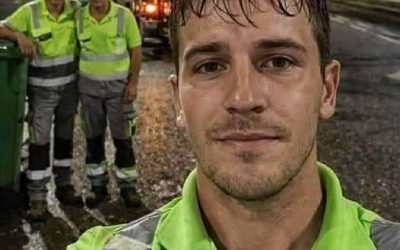 Acesta este locul nostru de muncă și suntem mândri să putem oferi ceva copiilor noștri. Nu este vorba doar despre bani sau zile lucrate… este vorba despre demnitate, sacrificiu și dragoste pentru familie. Fiecare zi aduce provocări, dar și satisfacția de a face totul pentru cei pe care îi iubim. Chiar dacă viața ne aruncă obstacole, munca cinstită și dăruirea ne fac puternici și ne unesc. Dar nimeni nu se aștepta la ce s-a întâmplat în ultima zi… Ziua care a schimbat totul. A fost o dimineață ca oricare alta, cu soarele răsărind și aerul proaspăt încălzindu-ne inimile. Am stat la posturile noastre, cu zâmbetele noastre obișnuite, pregătiți să înfruntăm o nouă zi. Dar apoi, s-a întâmplat ceva neașteptat: un gest mic, dar semnificativ, care a lăsat întreaga echipă fără cuvinte. Nu este vorba despre bani, nu este vorba despre recunoaștere formală… este vorba despre umanitate și respect. Un coleg a făcut ceva ce nimeni nu ar fi crezut vreodată posibil: a împărtășit cu ceilalți ceea ce îi era cel mai drag inimii, demonstrând că în spatele fiecărui zâmbet se află o poveste de sacrificiu și curaj. Ce am învățat În acel moment, am înțeles că adevărata valoare a muncii nu constă în bani sau contracte, ci în impactul pe care îl avem asupra oamenilor din jurul nostru. Familiile noastre, copiii noștri, colegii și chiar străinii beneficiază de munca noastră. Este o reamintire a faptului că, indiferent de dificultăți, buna-credință și dăruirea creează legături de nedestrămat. Suspans și emoție Totuși, povestea nu se termină aici… În ultima oră a zilei, s-a întâmplat ceva cu adevărat incredibil. O surpriză care a făcut întreaga echipă să izbucnească în lacrimi de bucurie și uimire. Ce a fost? Nu vă pot spune totul acum… dar vă promit că lecția acelei zile va rămâne cu noi pentru totdeauna. Dimineți care contează Fiecare zi începe cu ritualuri simple: un zâmbet, o cafea fierbinte, glumele emoționante ale colegilor. Dar ceea ce se întâmplă în timpul zilei este mult mai important. Fiecare gest mic, fiecare ajutor oferit cuiva, se transformă într-o poveste de neuitat. Într-o zi, un coleg mai tânăr nu a putut finaliza o sarcină dificilă. Am decis să-l ajutăm împreună. Ceea ce părea o simplă colaborare s-a transformat într-un moment de unitate, în care ne-am simțit cu toții mai mult decât colegi: eram o familie. Provocările muncii Munca noastră nu este ușoară. Zile lungi, probleme neașteptate și o oboseală care se simte în fiecare mușchi. Dar ceea ce face totul suportabil este expresia de pe fețele copiilor noștri când ne întoarcem acasă, bucuria lor sinceră și certitudinea că putem pune ceva pe masă datorită eforturilor noastre. Și da, obstacolele sunt întotdeauna prezente. Dar munca cinstită, sprijinul colegilor și credința în valori ne împing înainte, zi de zi. Momente care schimbă perspectiva Uneori, lucrurile mărunte sunt cele care ne schimbă perspectiva. Un zâmbet neașteptat, un „mulțumesc” sincer, un cuvânt bun. În ziua aceea, am primit toate acestea într-un singur gest: colegul nostru și-a împărtășit resursele pentru a ajuta pe cineva aflat în nevoie urgentă. Emoția și surpriza i-au făcut pe toți să înțeleagă importanța valorilor umane. Legea surprizelor Viața este plină de surprize. Unele frumoase, altele mai puțin plăcute. Dar ceea ce contează este cum reacționăm și ce lecții învățăm. În ziua aceea, am înțeles că gesturile mici, dar sincere, pot transforma o zi obișnuită într-una memorabilă. Familia și Munca Fiecare sacrificiu, fiecare zi de muncă se face avându-ne în minte pe cei dragi. Copiii noștri sunt motivația noastră, iar siguranța lor este cea mai mare recompensă. Munca cinstită nu înseamnă doar bani, ci demnitate, respect și dragoste pentru familie. Mesajul nostru final Indiferent de dificultăți, munca cinstită și dăruirea față de cei dragi ne diferențiază ca oameni. Fiecare zi contează, fiecare sacrificiu contează, iar fiecare zâmbet de pe fața unui copil este cea mai mare recompensă. Dacă și tu crezi în valorile muncii și ale familiei, împărtășește și împărtășește această emoție cu prietenii tăi!