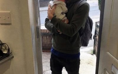 Soțul meu l-a dat afară pe fiul nostru de 18 ani din casă – un an mai târziu, s-a întors cu un nou-născut în brațe și o valiză care m-a făcut să-mi strâng inima