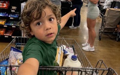 Fetița mea de 5 ani a arătat spre o femeie de la supermarket și a spus: “Asta e doamna care vine la noi acasă când ești la muncă”