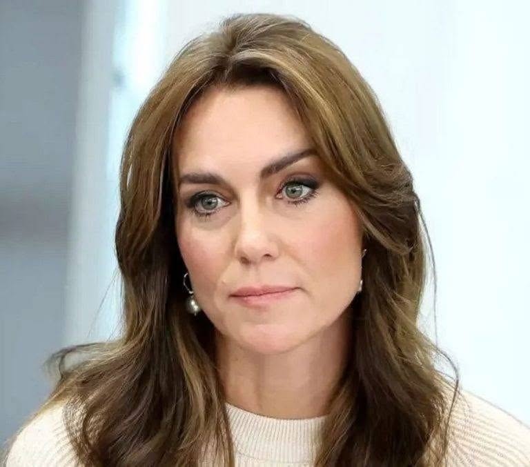 “Kate Middleton nu va mai fi cu noi”: Familia regală în doliu, prințesa anunță că ea…