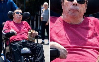 Îl recunoașteți pe acest bărbat? 👀 La 79 de ani, această fotografie rară făcută de paparazzi dezvăluie un actor emblematic făcând o apariție publică discretă, la ani după ce a depășit o problemă gravă de sănătate care i-a afectat profund viața. 😲📸 Totuși, moștenirea și influența sa rămân nediminuate. ❤️ Faimos pentru rolurile sale de neuitat și interpretările puternice, el rămâne o figură iubită de fanii din întreaga lume. 🌟🎬 Crezi că știi cine este? 👀👇👉 Răspunsul este în primul comentariu! 📸⬇️⬇️⬇️